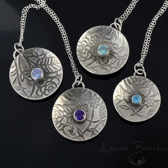 2666textureddomedsilverpendantwithstone1_800.jpg