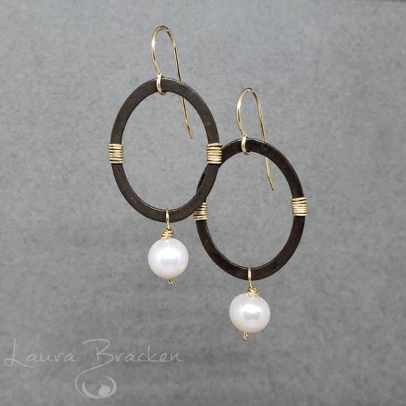 2703whitepearldarksilvergoldaccentearrings1_800.jpg